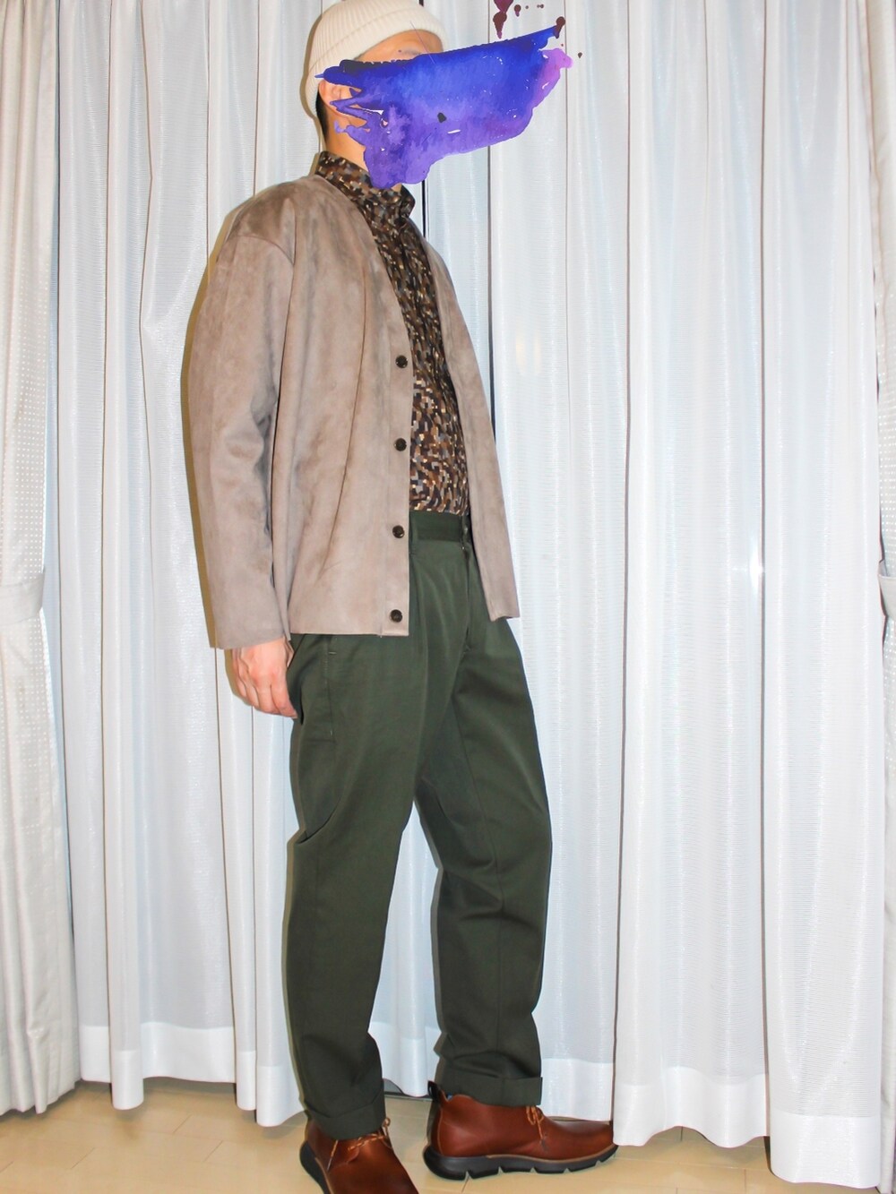 ベージュ系のカーディガン/ボレロ、ブラウン系のシャツ/ブラウス、グリーン系のチノパンツを着用したメンズの秋コーディネートの2枚目の写真