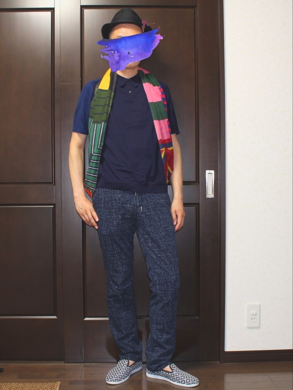 ブルー系のパンツ、ブルー系のスリッポン、ブルー系のポロシャツを着用したメンズの春コーディネートの2枚目の写真