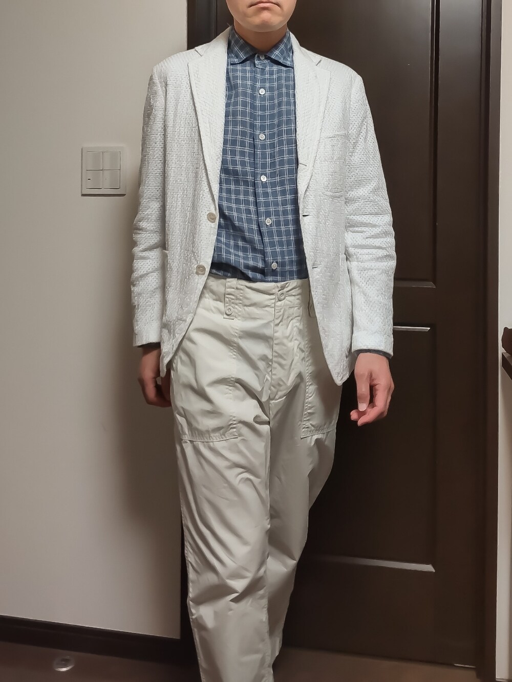 ブルー系のシャツ/ブラウス、ホワイト系のテーラードジャケット、ベージュ系のその他パンツを着用したメンズの春コーディネートの2枚目の写真