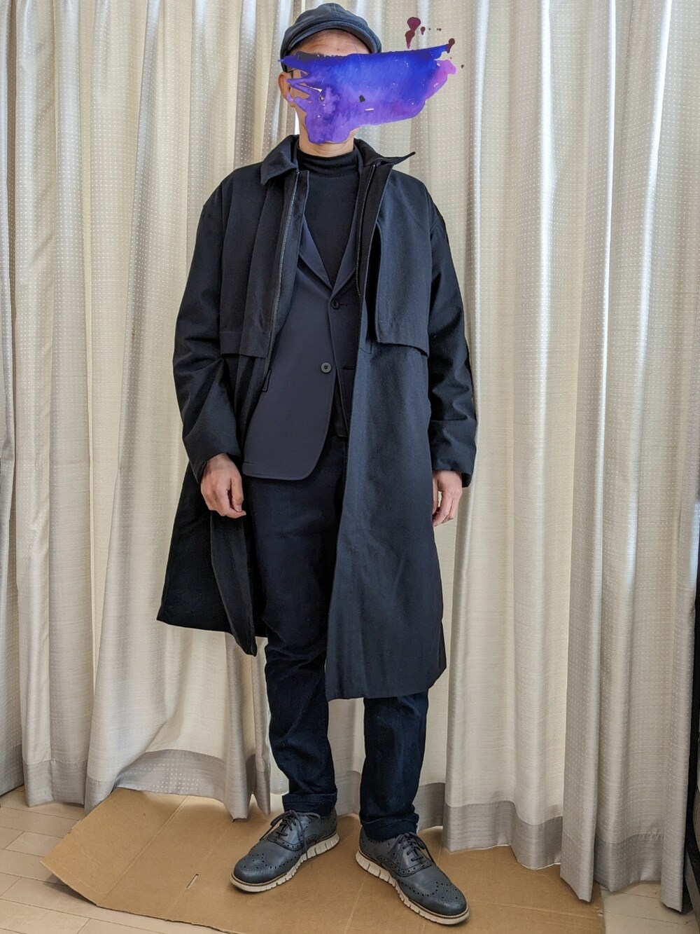 グレー系のダウンジャケット/コート、ブルー系のテーラードジャケット、グレー系のドレスシューズを着用したメンズの冬コーディネートの3枚目の写真