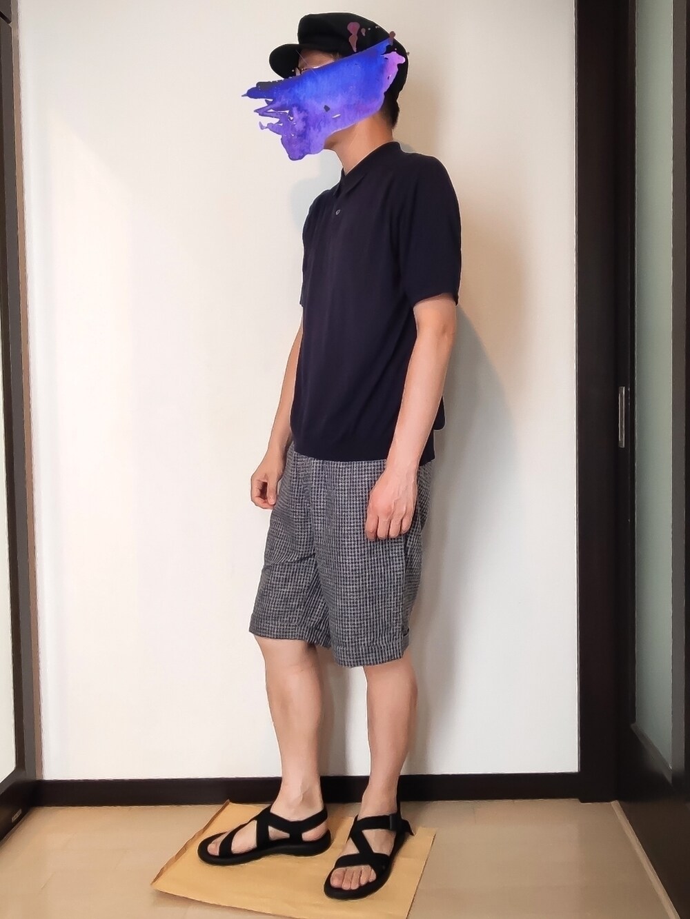 ブルー系のポロシャツ、グレー系のその他パンツ、ブラック系のサンダルを着用したメンズの夏コーディネートの3枚目の写真