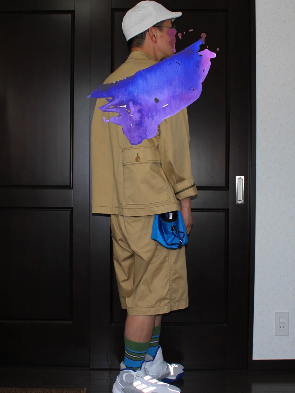 ベージュ系のジャケット/アウター、ホワイト系のポロシャツ、ベージュ系のその他パンツを着用したメンズの夏コーディネートの4枚目の写真