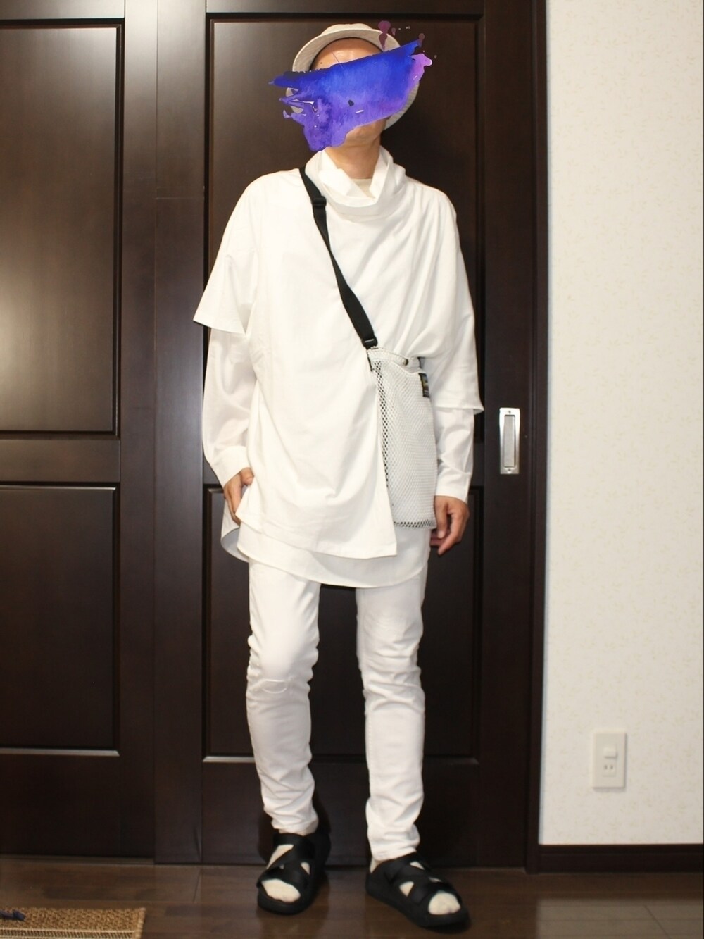 ホワイト系のTシャツ/カットソー、ホワイト系のショルダーバッグ、ホワイト系のデニムパンツを着用したメンズの夏コーディネートの2枚目の写真