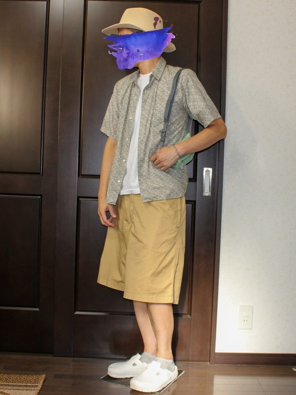 グリーン系のシャツ/ブラウス、グリーン系のボディバッグ/ウエストポーチ、ベージュ系のその他パンツを着用したメンズの夏コーディネートの3枚目の写真