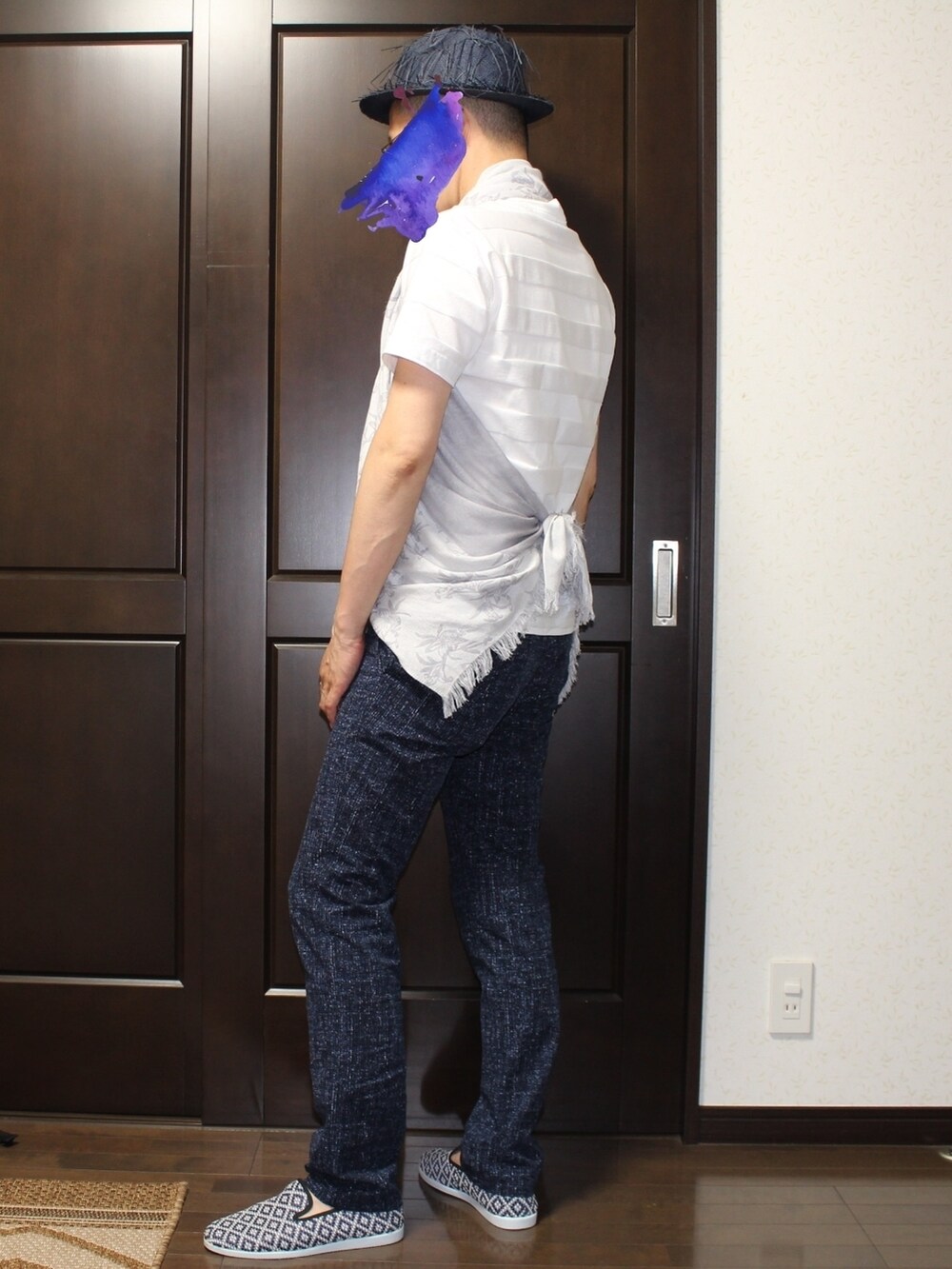 ブルー系のパンツ、ホワイト系のTシャツ/カットソー、ブルー系のスリッポンを着用したメンズの夏コーディネートの4枚目の写真