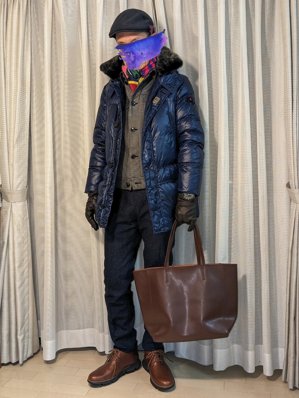 ブルー系のダウンジャケット/コート、グレー系のブルゾン、ブルー系のパンツを着用したメンズの冬コーディネートの4枚目の写真