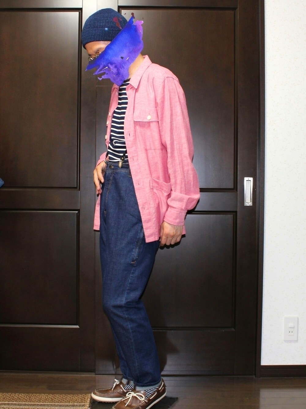 ブルー系のデニムパンツ、ブラウン系のモカシン/デッキシューズ、レッド系のミリタリージャケットを着用したメンズの夏コーディネートの3枚目の写真
