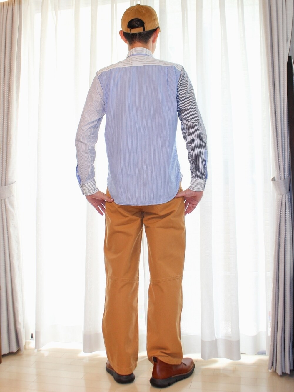 ブルー系のシャツ/ブラウス、ベージュ系のカーゴパンツ、ブラウン系のブーツを着用したメンズの夏コーディネートの2枚目の写真