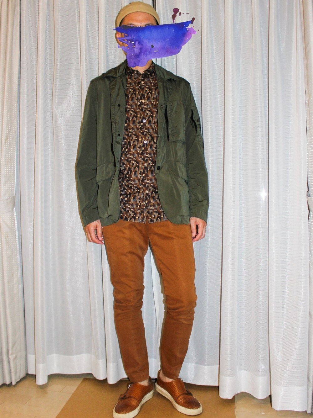 グリーン系のジャケット/アウター、ブラウン系のシャツ/ブラウス、ブラウン系のチノパンツを着用したメンズの秋コーディネートの2枚目の写真