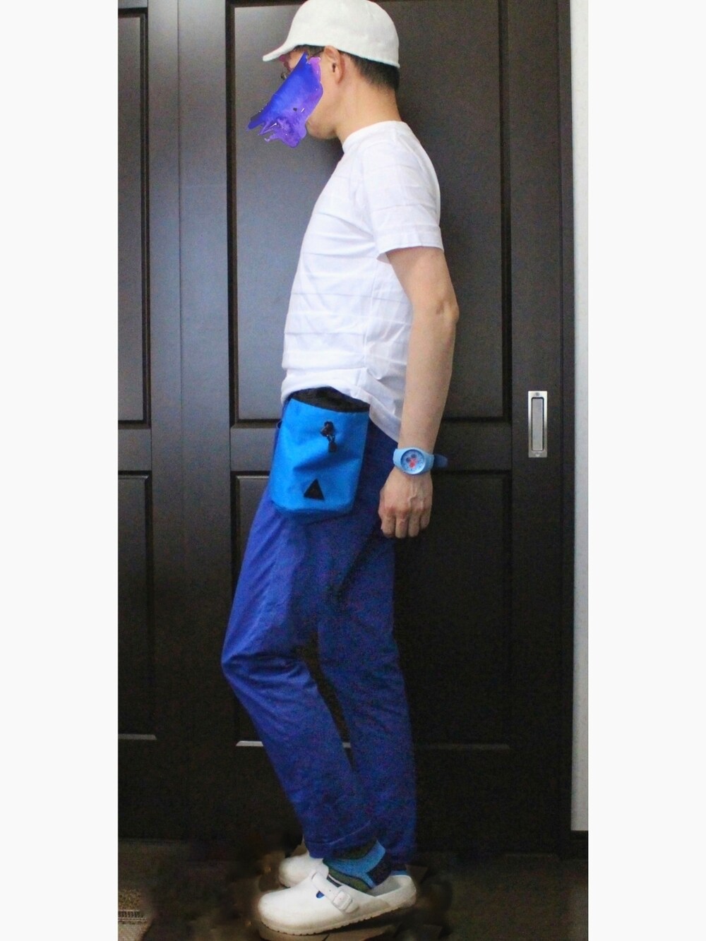 ホワイト系のTシャツ/カットソー、ブルー系のボディバッグ/ウエストポーチ、ブルー系のデニムパンツを着用したメンズの夏コーディネートの2枚目の写真