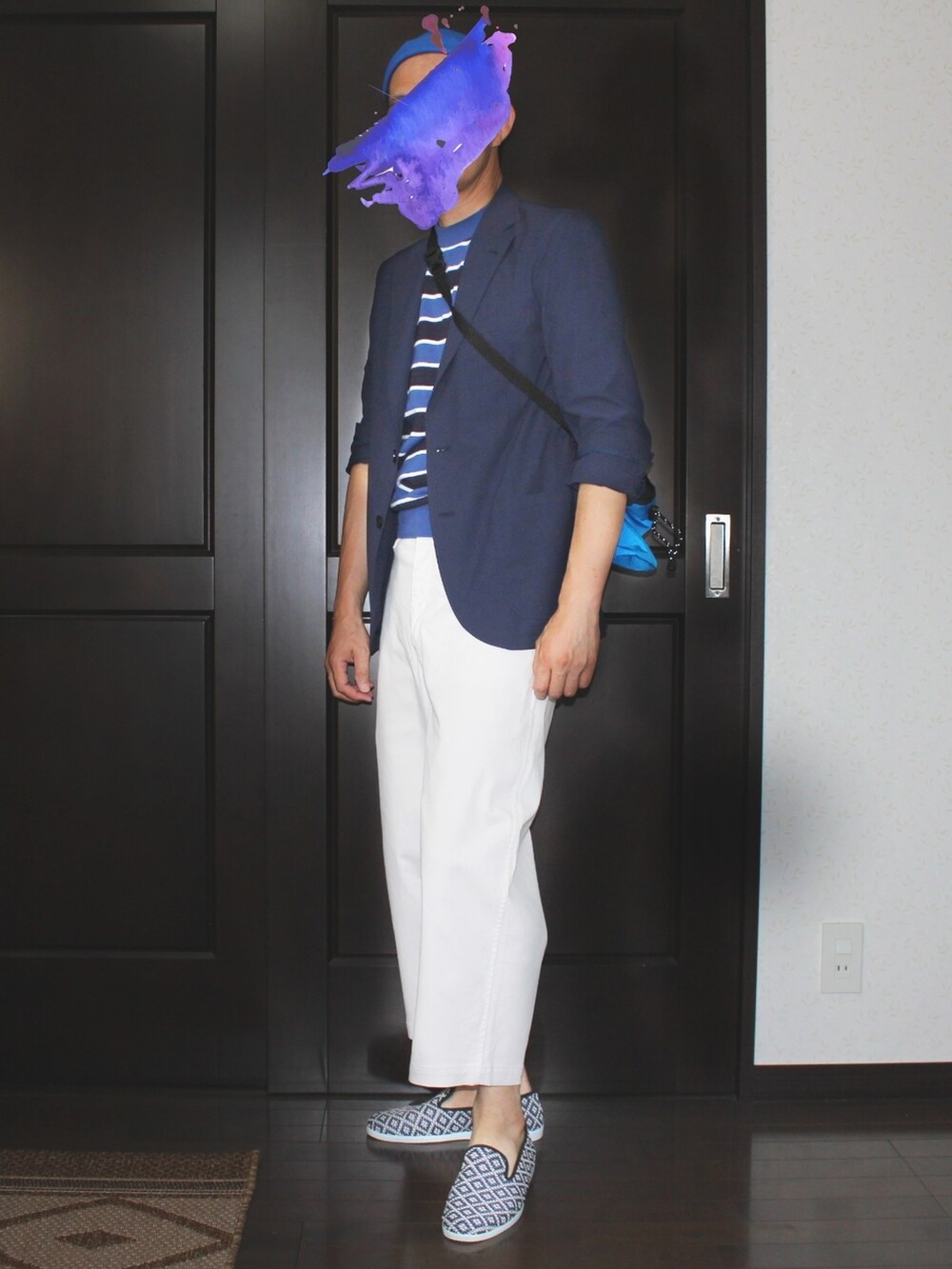 ホワイト系のその他パンツ、ブルー系のTシャツ/カットソー、ブルー系のテーラードジャケットを着用したメンズの夏コーディネートの2枚目の写真