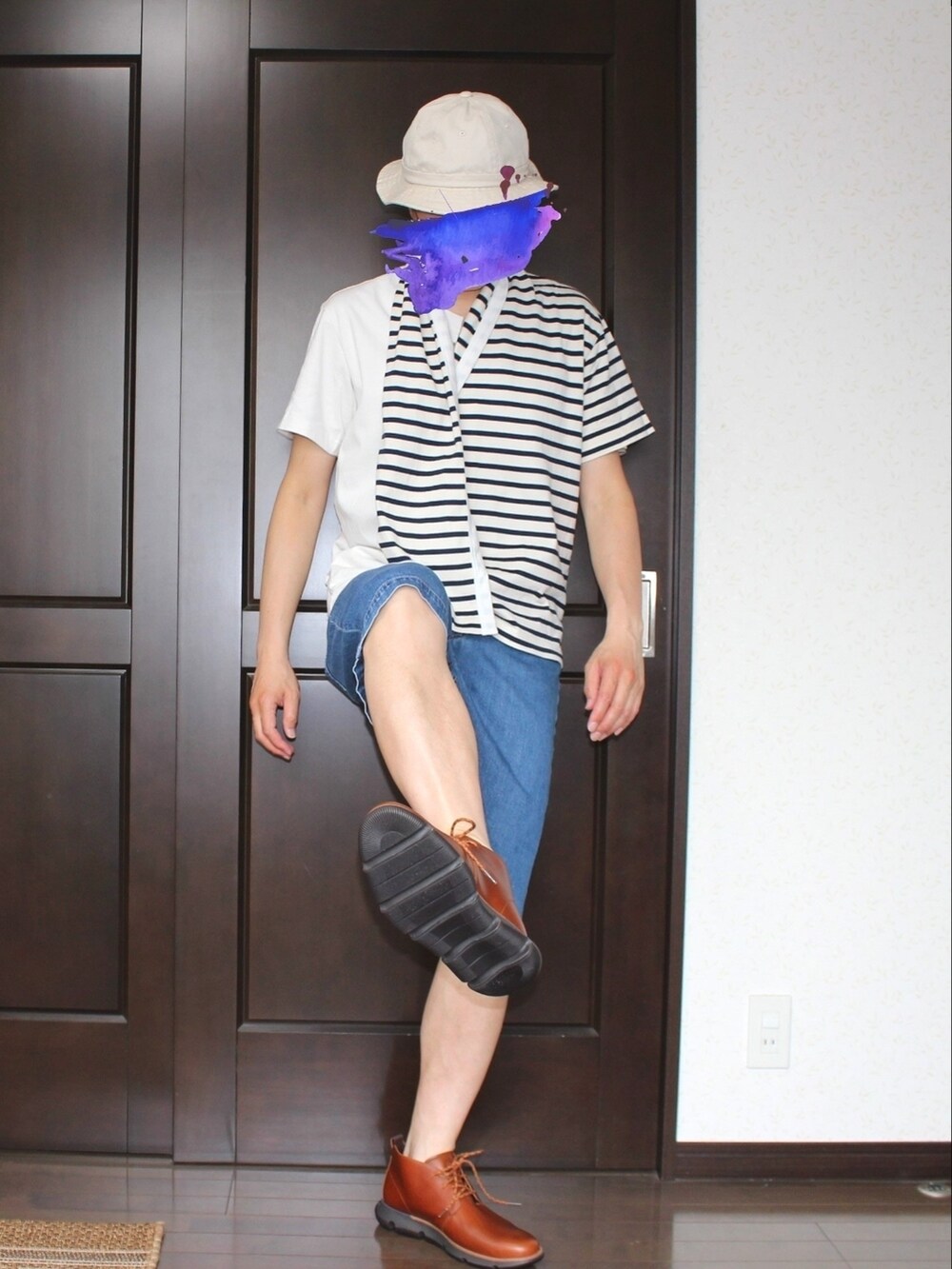 ブルー系のTシャツ/カットソー、ブルー系のその他パンツ、ブラウン系のブーツを着用したメンズの夏コーディネートの3枚目の写真