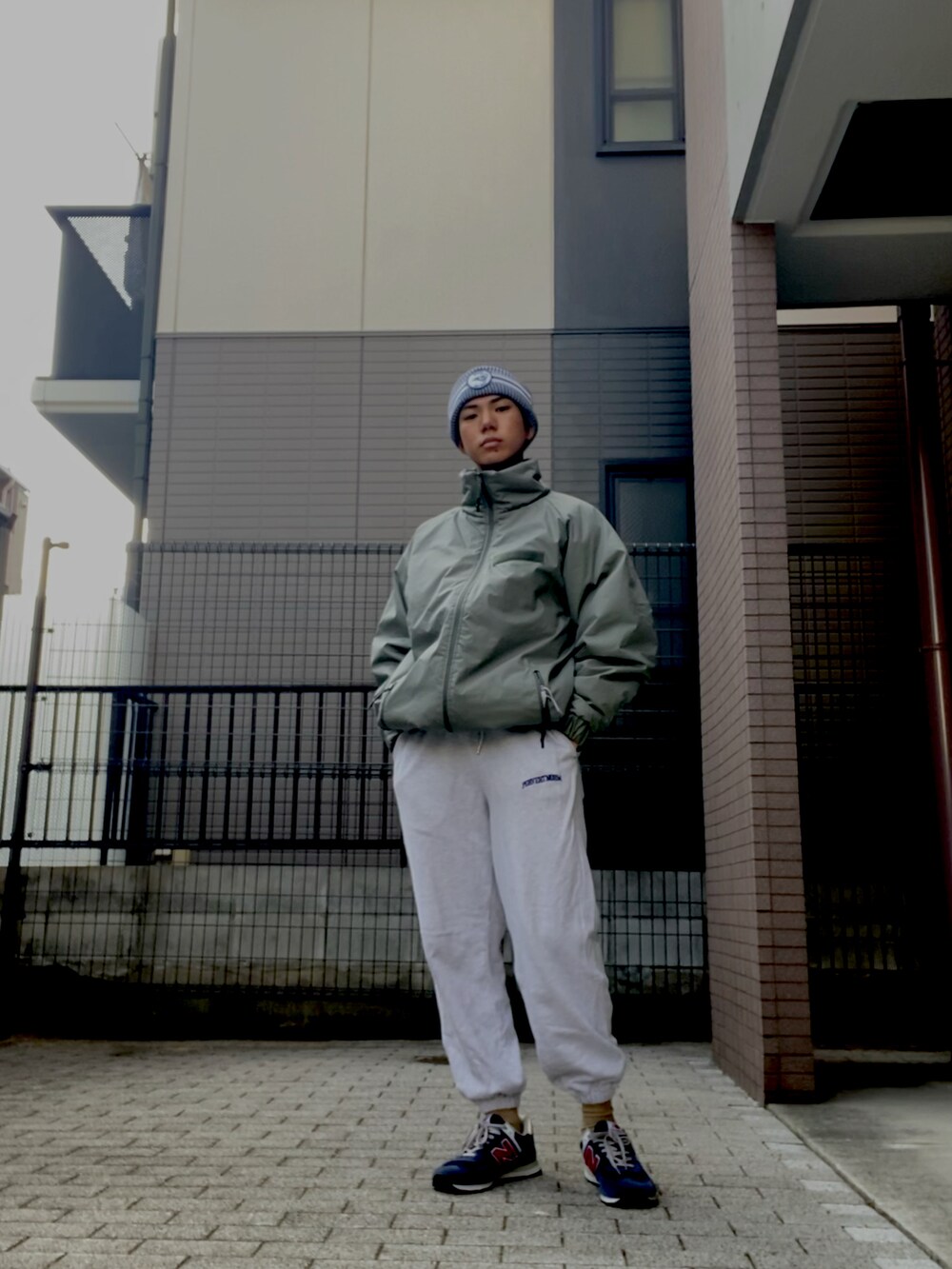 「ボンボンニット帽、ダウンジャケット、sporty、スウェットパンツ、New Balance、model、モデル、被写体モデル、被写体モデル募集、ポートレートモデル、サロンモデル募集中、サロンモデル、関西サロンモデル、おしゃれさんと繋がりたい、おしゃれコーデ」｜「NEW BALANCEのアイテム（スニーカー、その他）」を使った、seiさん（メンズ・175cm）の冬コーディネートの2枚目の写真