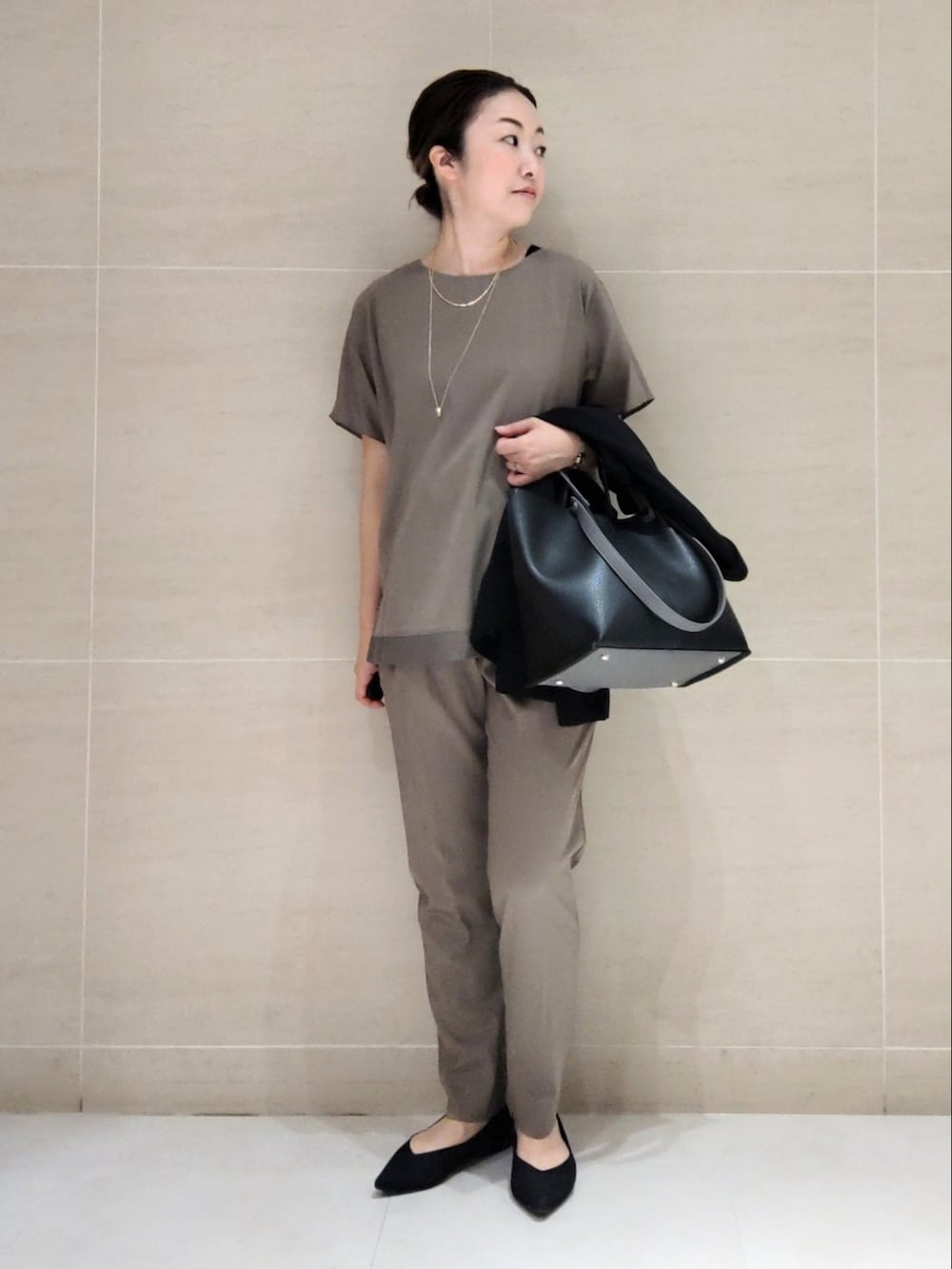 ブラウン系のシャツ/ブラウス、ブラウン系のその他パンツ、ブラック系のパンプスを着用したレディースの春コーディネートの5枚目の写真