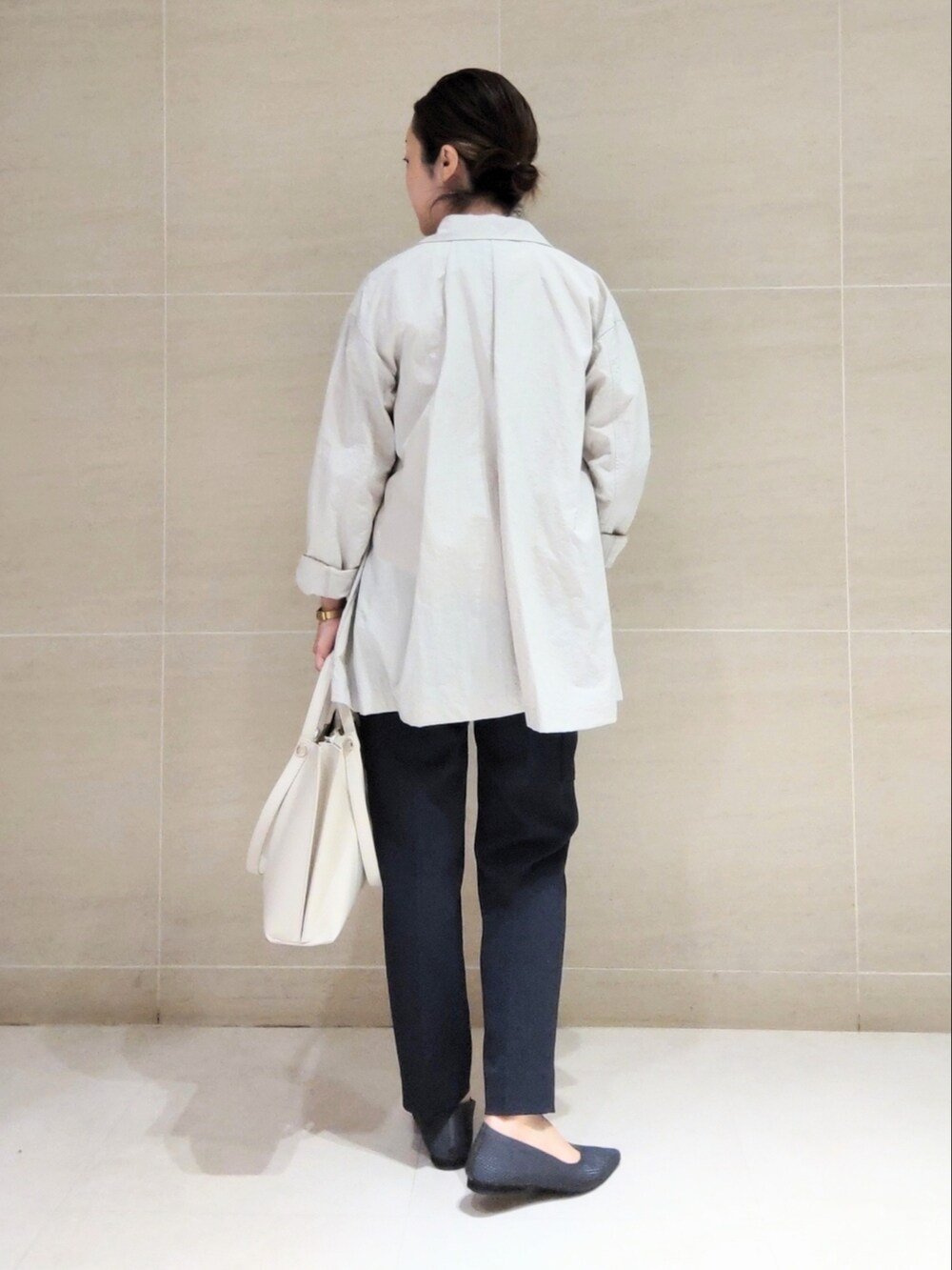 ベージュ系のブルゾン、ホワイト系のTシャツ/カットソー、ブルー系のその他パンツを着用したレディースの春コーディネートの4枚目の写真