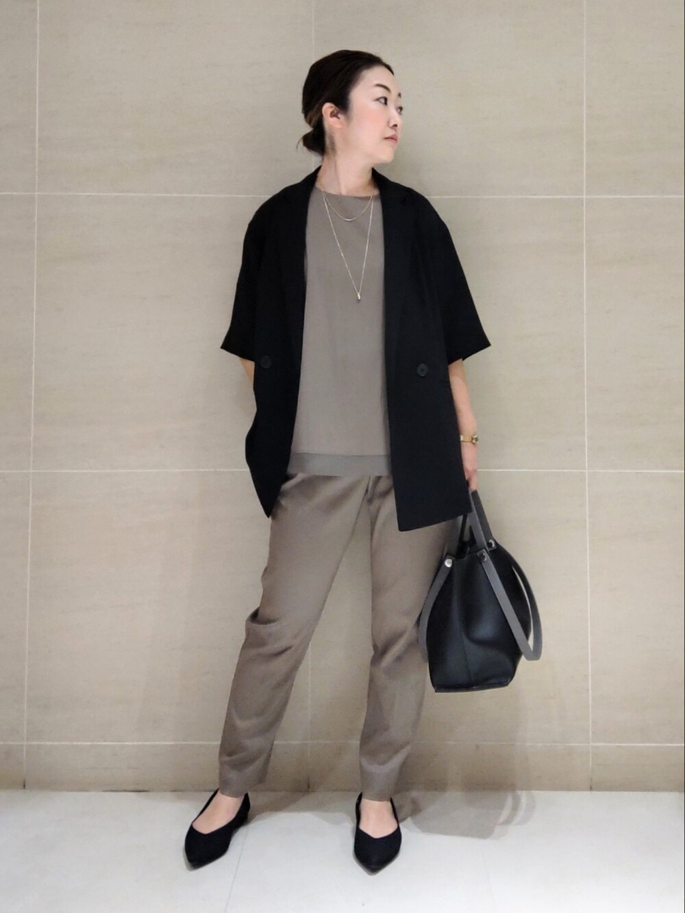 ブラウン系のシャツ/ブラウス、ブラウン系のその他パンツ、ブラック系のパンプスを着用したレディースの春コーディネートの2枚目の写真