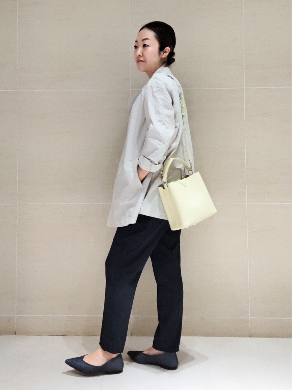 ベージュ系のブルゾン、ホワイト系のTシャツ/カットソー、ブルー系のその他パンツを着用したレディースの春コーディネートの2枚目の写真