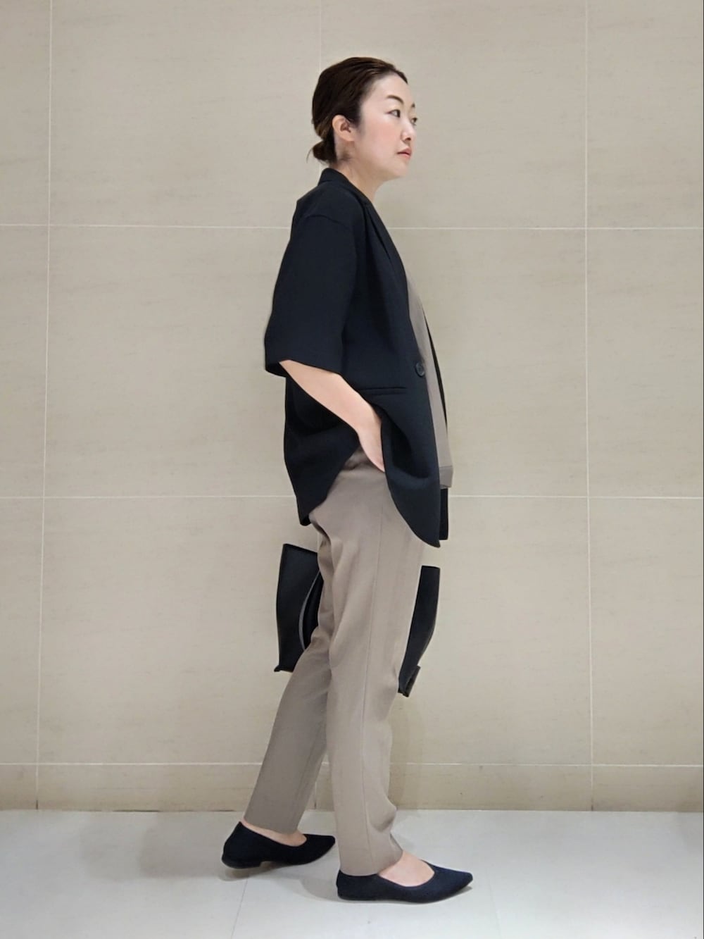 ブラウン系のシャツ/ブラウス、ブラウン系のその他パンツ、ブラック系のパンプスを着用したレディースの春コーディネートの3枚目の写真