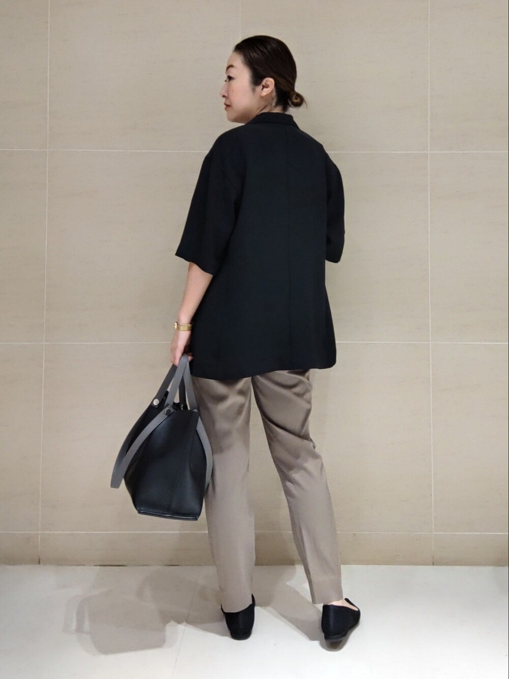 ブラウン系のシャツ/ブラウス、ブラウン系のその他パンツ、ブラック系のパンプスを着用したレディースの春コーディネートの4枚目の写真