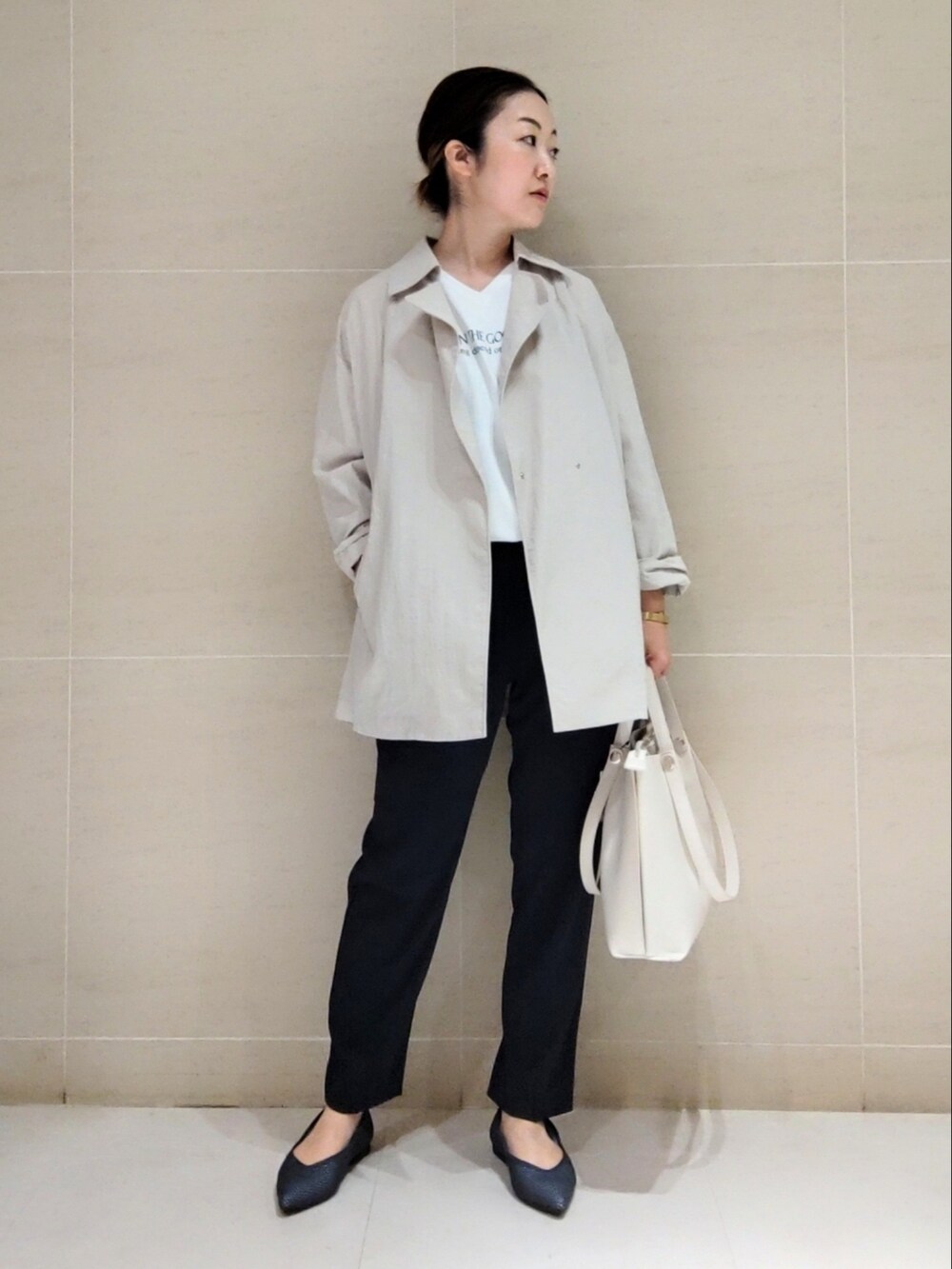 ベージュ系のブルゾン、ホワイト系のTシャツ/カットソー、ブルー系のその他パンツを着用したレディースの春コーディネートの3枚目の写真