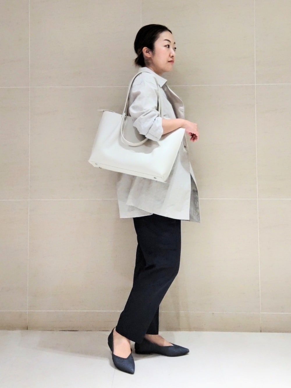 ベージュ系のブルゾン、ホワイト系のTシャツ/カットソー、ブルー系のその他パンツを着用したレディースの春コーディネートの5枚目の写真