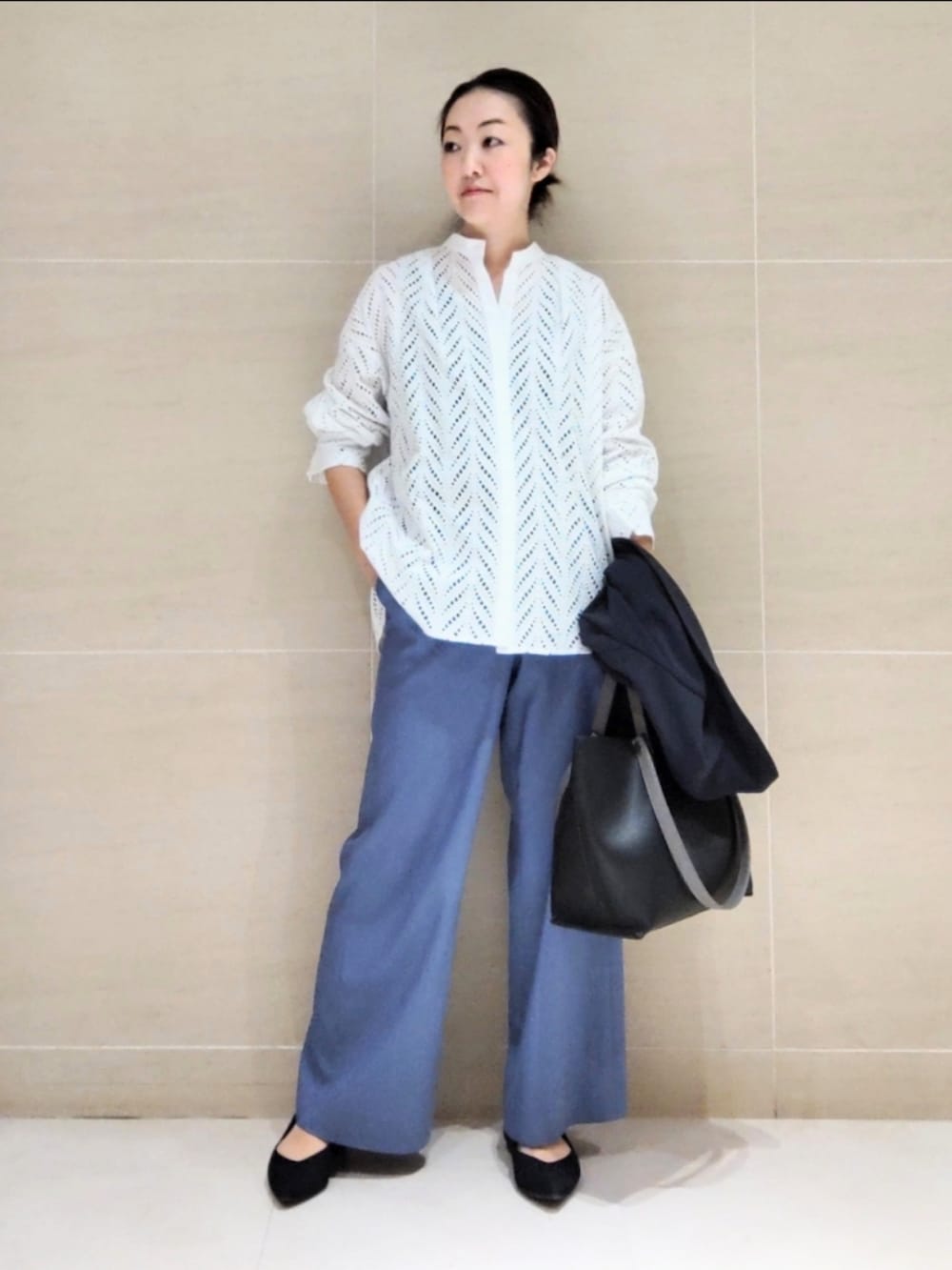 グレー系のスーツジャケット、ホワイト系のシャツ/ブラウス、ブルー系のその他パンツを着用したレディースの春コーディネートの5枚目の写真