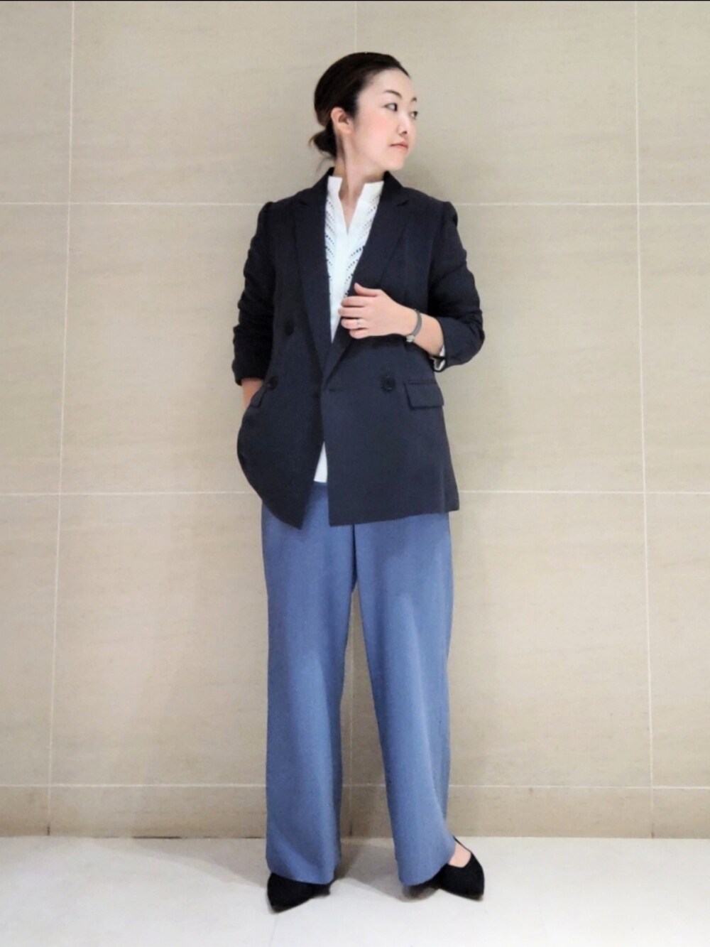 グレー系のスーツジャケット、ホワイト系のシャツ/ブラウス、ブルー系のその他パンツを着用したレディースの春コーディネートの4枚目の写真