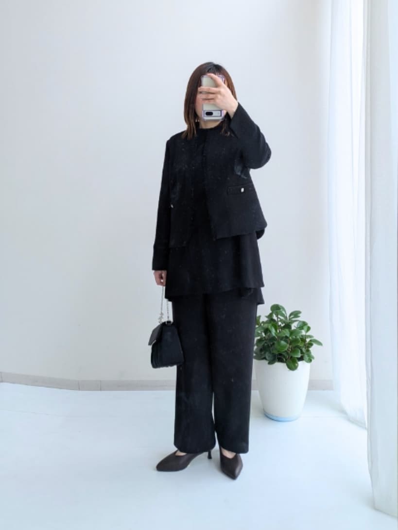 ブラック系のスーツセット、ブラック系のスーツセット、ブラック系のパンプスを着用したレディースの春コーディネートの2枚目の写真