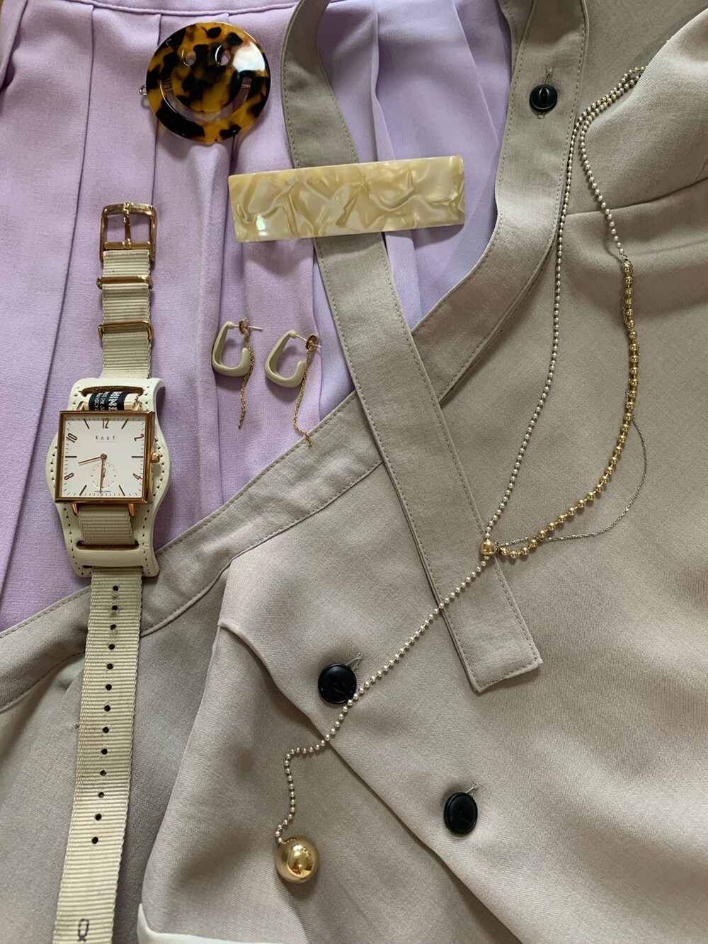 ベージュ系のシャツ/ブラウス、パープル系のスカート、ホワイト系のショルダーバッグを着用したレディースの秋コーディネートの4枚目の写真