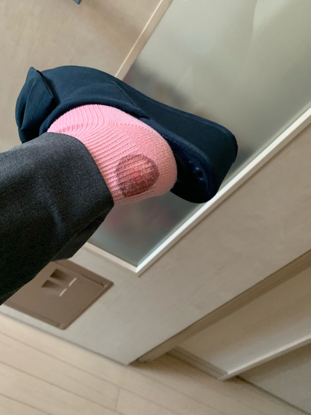 ブルー系のトレンチコート、ピンク系のスウェット、ブルー系のパンプスを着用したレディースの冬コーディネートの3枚目の写真