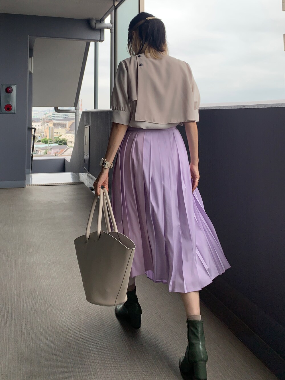 ベージュ系のシャツ/ブラウス、パープル系のスカート、ホワイト系のショルダーバッグを着用したレディースの秋コーディネートの2枚目の写真