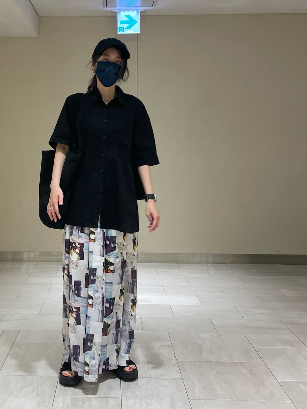 ブラック系のシャツ/ブラウス、ブルー系のその他パンツ、ブラック系のサンダルを着用したレディースの春コーディネートの2枚目の写真