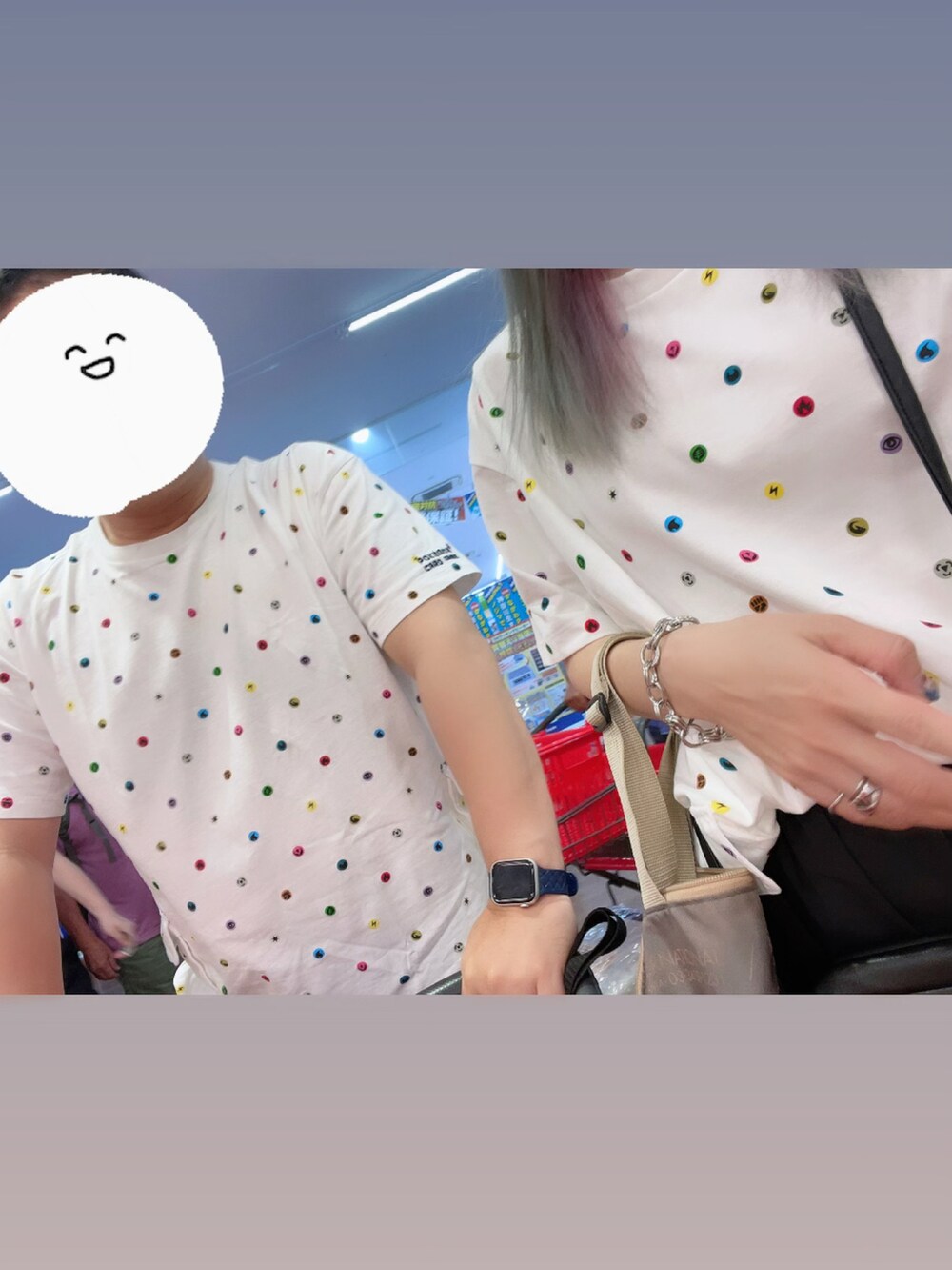 ブラック系のスカート、ホワイト系のTシャツ/カットソー、ブラック系のショルダーバッグを着用したレディースの夏コーディネートの2枚目の写真