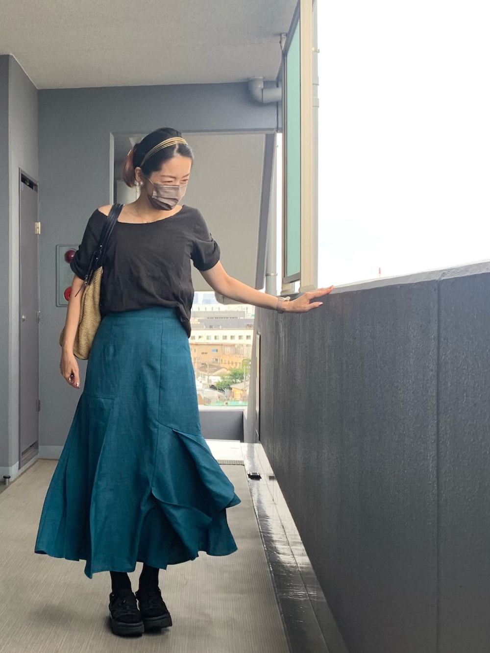「シンプルコーデ、通勤コーデ、マーメイドスカート、ティアード、アシンメトリー、カットオフ、肌見せ、今日のコーデ、アラフィフ、厚底サンダル、PAGEBOY、リネンライク、カジュアルコーデ、サンダル、ロングスカート」｜「PAGEBOYのアシメティアードスカート（スカート、ブルー系）」を使った、OBASanNOʕ•ᴥ•ʔさん（レディース・161cm）の夏コーディネートの2枚目の写真