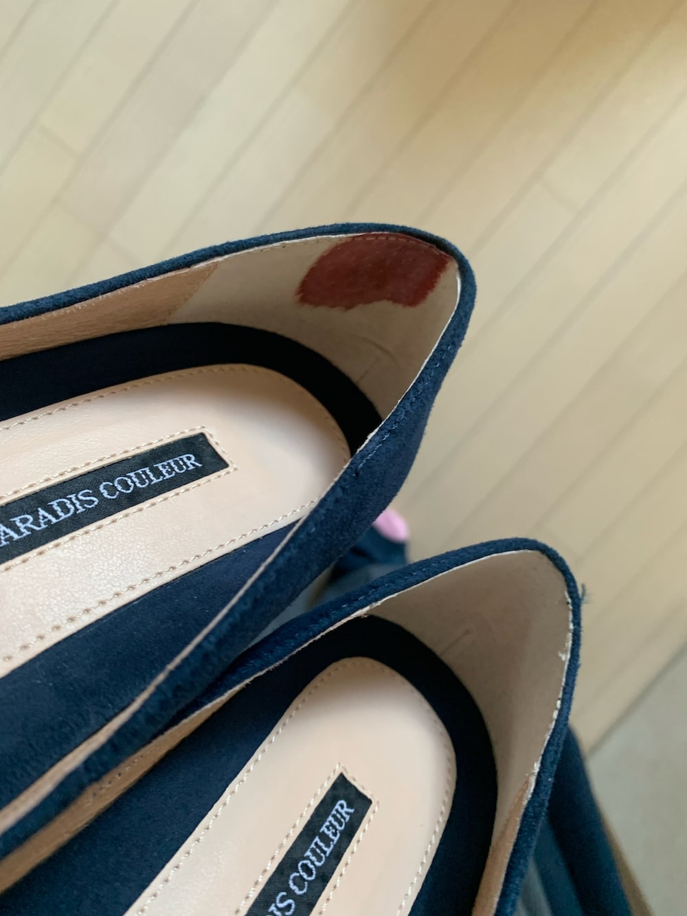 ブルー系のトレンチコート、ピンク系のスウェット、ブルー系のパンプスを着用したレディースの冬コーディネートの2枚目の写真