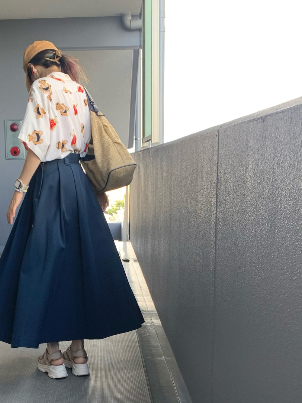 「Dickies、チノスカート、スカート、コラボ、ピンクハウス、通勤コーデ、今日のコーデ、シャツスタイル、ワークキャップ、ニューエラ、厚底サンダル、サンダル、柄シャツ」｜「PINK HOUSEのアイテム（シャツ/ブラウス、その他）」を使った、OBASanNOʕ•ᴥ•ʔさん（レディース・161cm）の夏コーディネートの3枚目の写真