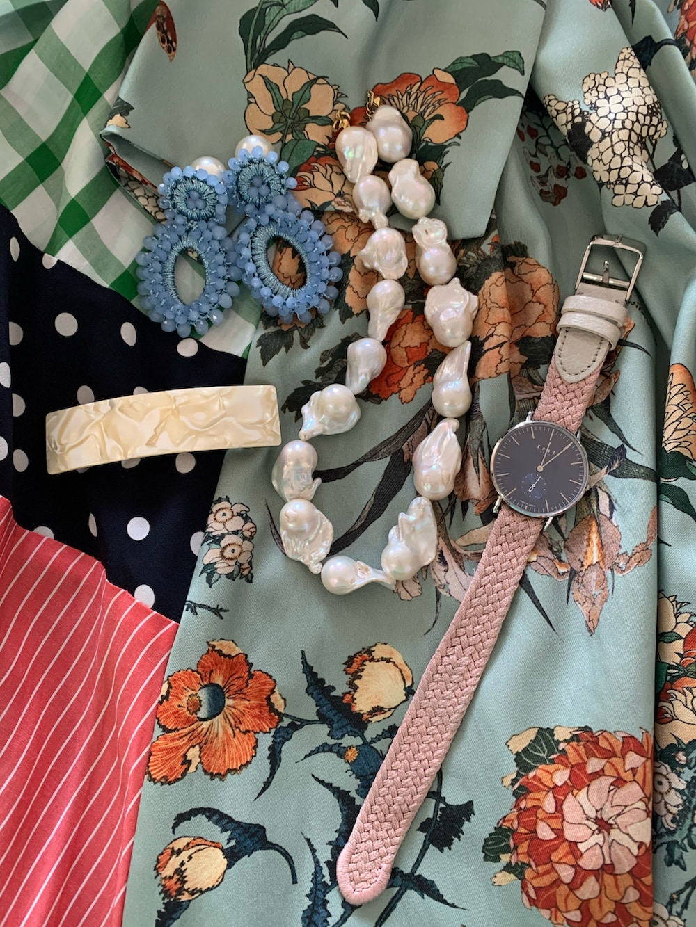 ブラウン系のブーツ、グリーン系のワンピース、ピンク系のショルダーバッグを着用したレディースの秋コーディネートの3枚目の写真