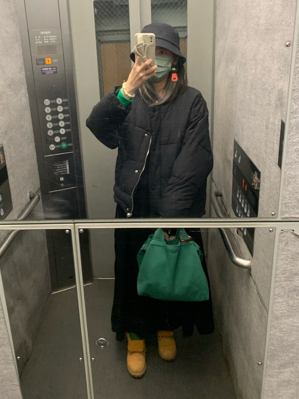 「大人カジュアル、ラクチンコーデ、ブラックコーデ、グリーン、ワンピース、ロングワンピース、オトナ女子、プチプラ、ブーツ、グリーンコーデ、中綿ジャケット、サロペット、サロペットスカート、ロンT、バケットハット」｜「coca（coca）の【2way】ウエストプリーツワンピース（ワンピース、ブラック系）」を使った、OBASanNOʕ•ᴥ•ʔさん（レディース・161cm）の春コーディネートの3枚目の写真