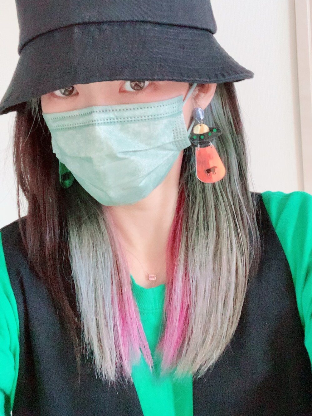 「大人カジュアル、ラクチンコーデ、ブラックコーデ、グリーン、ワンピース、ロングワンピース、オトナ女子、プチプラ、ブーツ、グリーンコーデ、中綿ジャケット、サロペット、サロペットスカート、ロンT、バケットハット」｜「coca（coca）の【2way】ウエストプリーツワンピース（ワンピース、ブラック系）」を使った、OBASanNOʕ•ᴥ•ʔさん（レディース・161cm）の春コーディネートの2枚目の写真