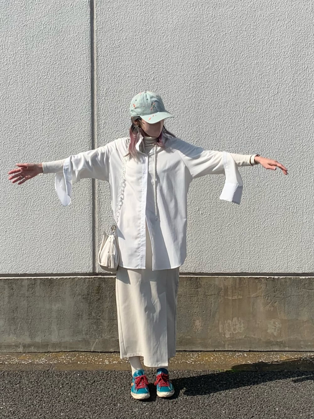 ホワイト系のシャツ/ブラウス、ホワイト系のショルダーバッグ、ホワイト系のスカートを着用したレディースの春コーディネートの2枚目の写真