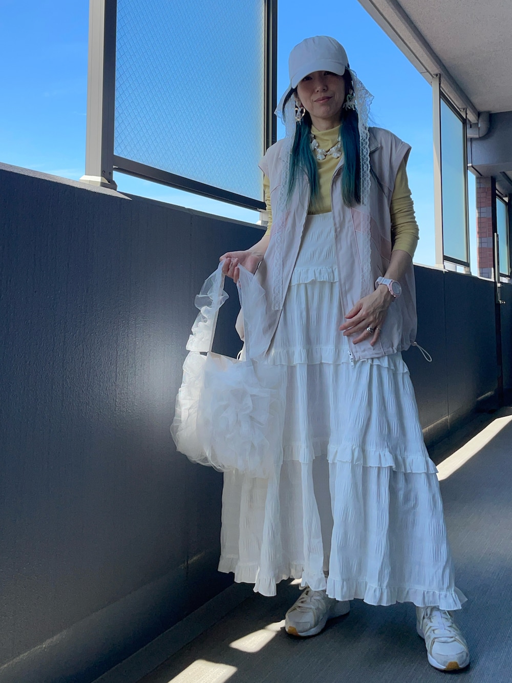 ホワイト系のブルゾン、ホワイト系のワンピース、ホワイト系のスニーカーを着用したレディースの春コーディネートの2枚目の写真