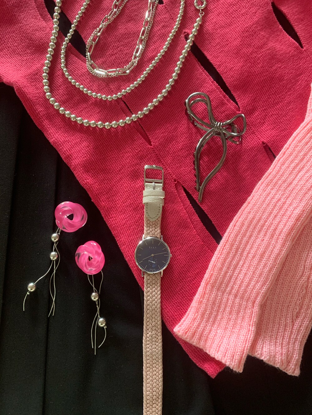 ピンク系のニット/セーター、ブラック系のスカート、ブルー系のトートバッグを着用したレディースの秋コーディネートの2枚目の写真