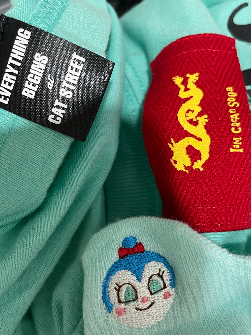 ホワイト系のスカート、ブルー系のサンダル、ホワイト系のトートバッグを着用したレディースの夏コーディネートの2枚目の写真