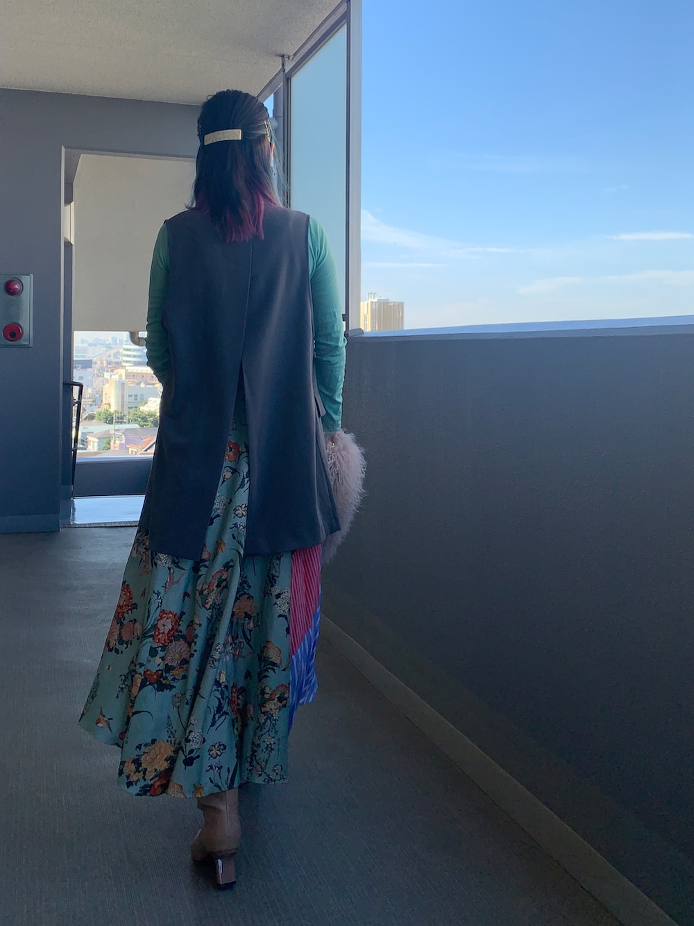 ブラウン系のブーツ、グリーン系のワンピース、ピンク系のショルダーバッグを着用したレディースの秋コーディネートの2枚目の写真