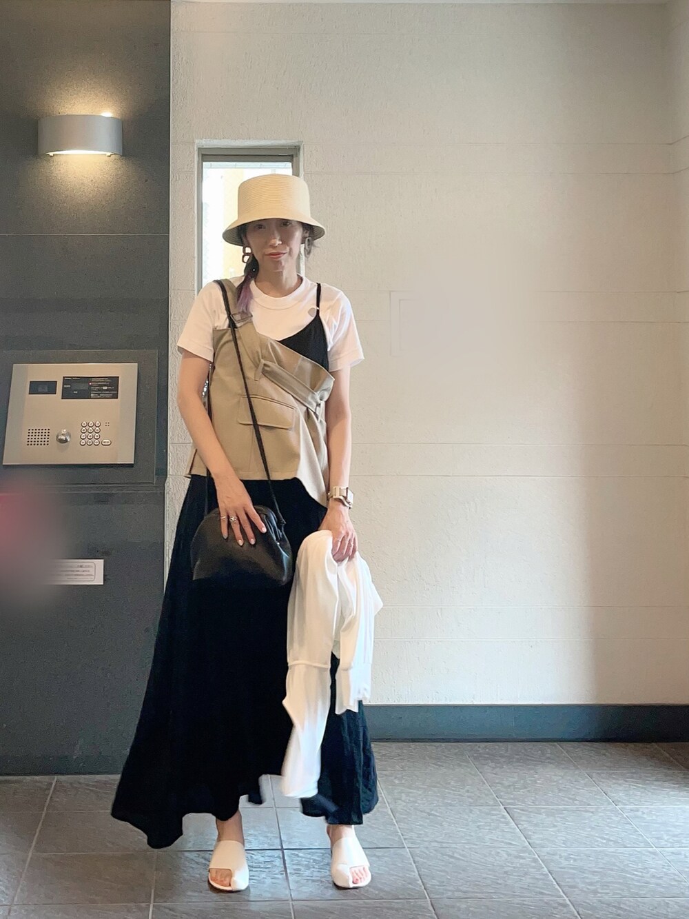 ホワイト系のTシャツ/カットソー、ブラック系のワンピース、ベージュ系のその他トップスを着用したレディースの夏コーディネートの2枚目の写真