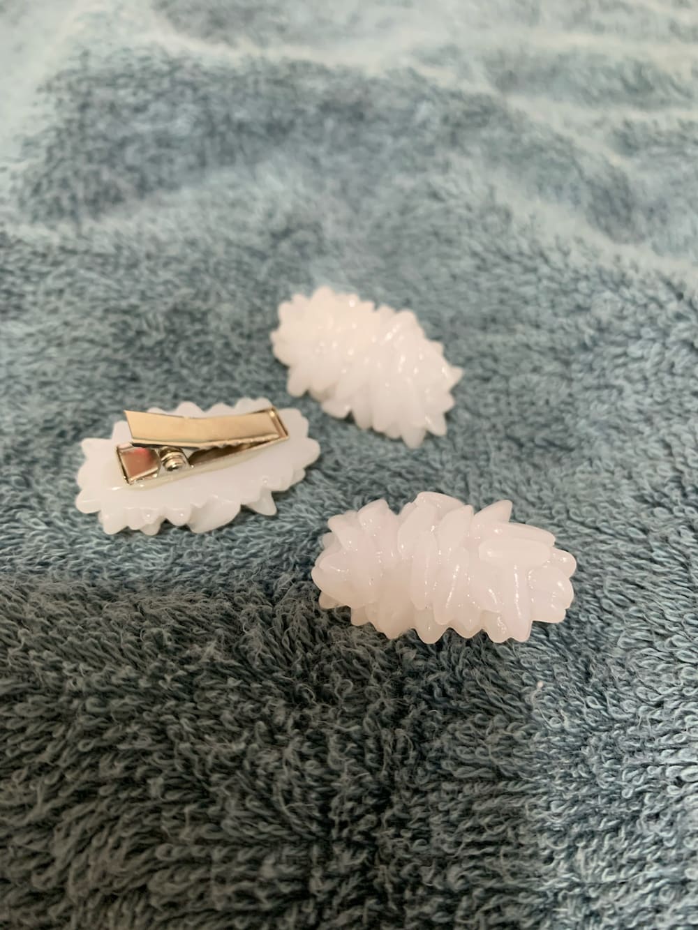 ピンク系のワンピース、ホワイト系のベスト、イエロー系のTシャツ/カットソーを着用したレディースの冬コーディネートの2枚目の写真