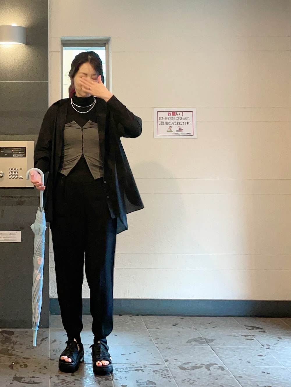 ブラック系のシャツ/ブラウス、ブラック系のパンツ、ブラック系のサンダルを着用したレディースの春コーディネートの2枚目の写真