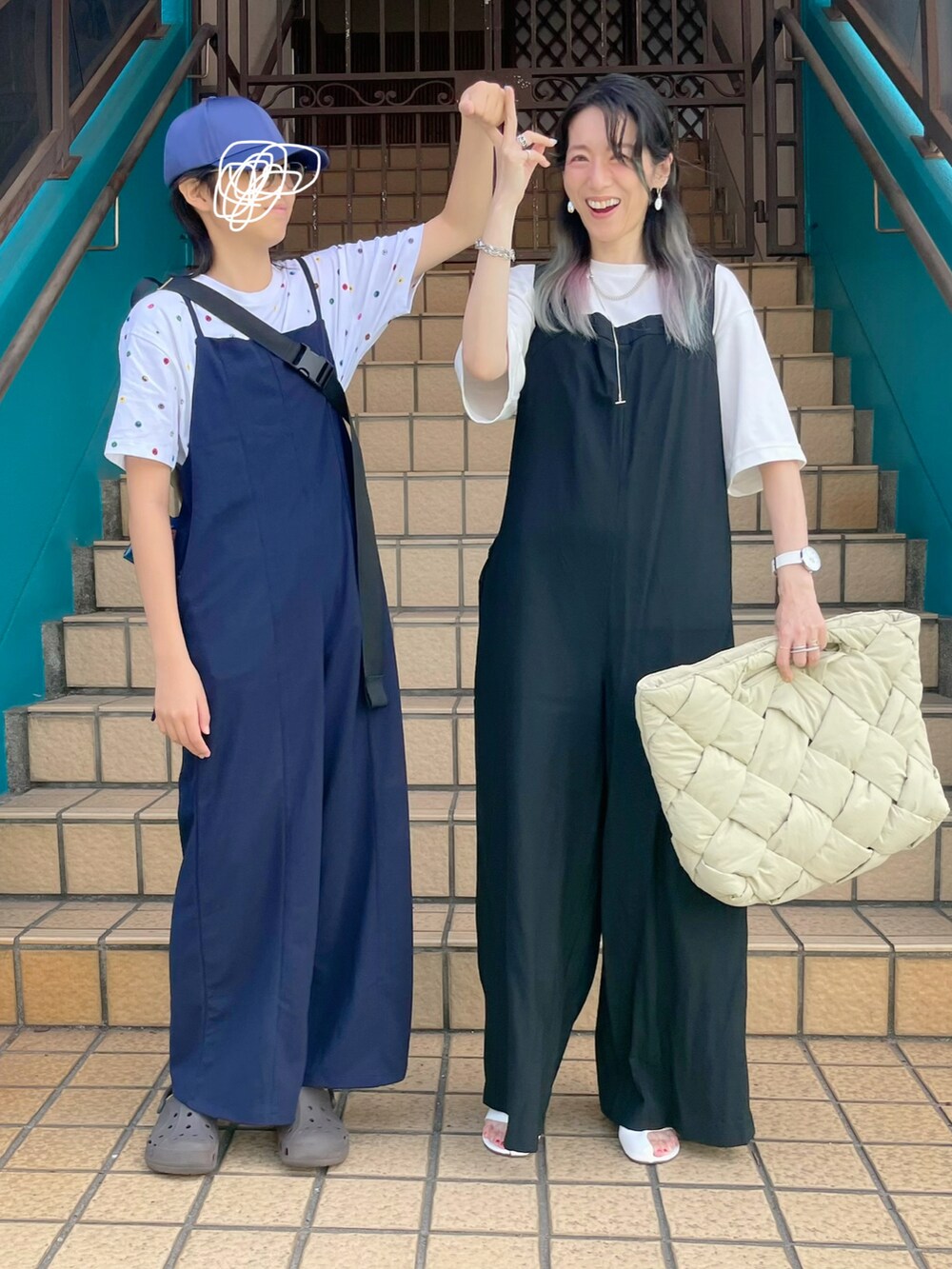ベージュ系のバックパック/リュック、ブルー系のサロペット/オーバーオール、ブラック系のサンダルを着用したレディースの夏コーディネートの5枚目の写真
