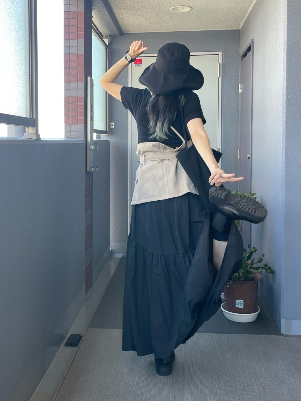 「アラフィフ、秋先取りコーデ、秋のコーデ、秋服、オトナ女子、モノトーン、ワントーンコーデ、レイヤードスタイル、ブラックコーデ、サイドゴアブーツ、ブーツ、ハット」｜「THE YOnのリネン混ワイドブリムバケットハット（ハット、ブラック系）」を使った、OBASanNOʕ•ᴥ•ʔさん（レディース・161cm）の秋コーディネートの2枚目の写真