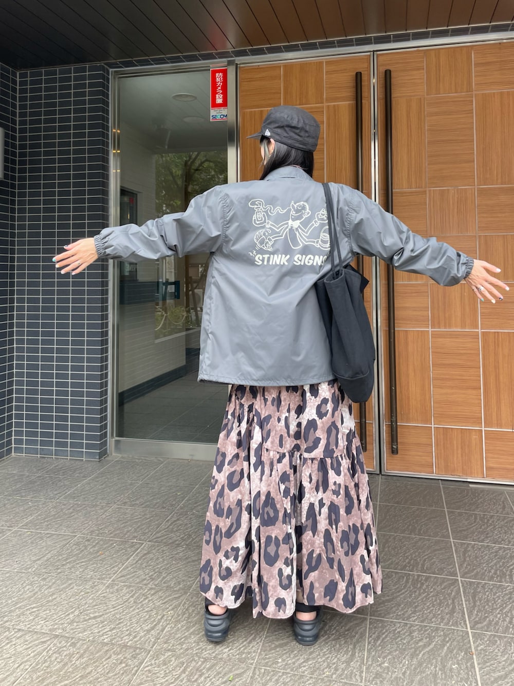 「アラフィフ、プリントT、Tシャツ、レオパード、ロングスカート、コーチジャケット、ワークキャップ、今日のコーデ、スカートスタイル、夏だ！Tシャツ着よう！、牛乳植物、stinksigns、ロゴT」｜「NEW ERAの【NEW ERA】NE WM01（キャップ、ブラック系）」を使った、OBASanNOʕ•ᴥ•ʔさん（レディース・161cm）の夏コーディネートの2枚目の写真